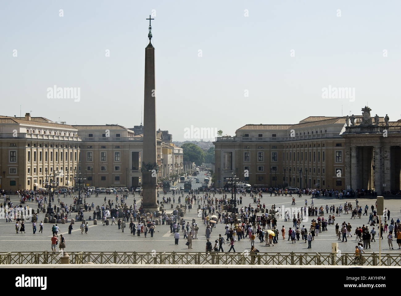 Kolonnaden rund um die St. Peters Platz mit Heiligenfiguren, ägyptische Obelisk und Brunnen, Rom, Vatikan, Italien Stockfoto