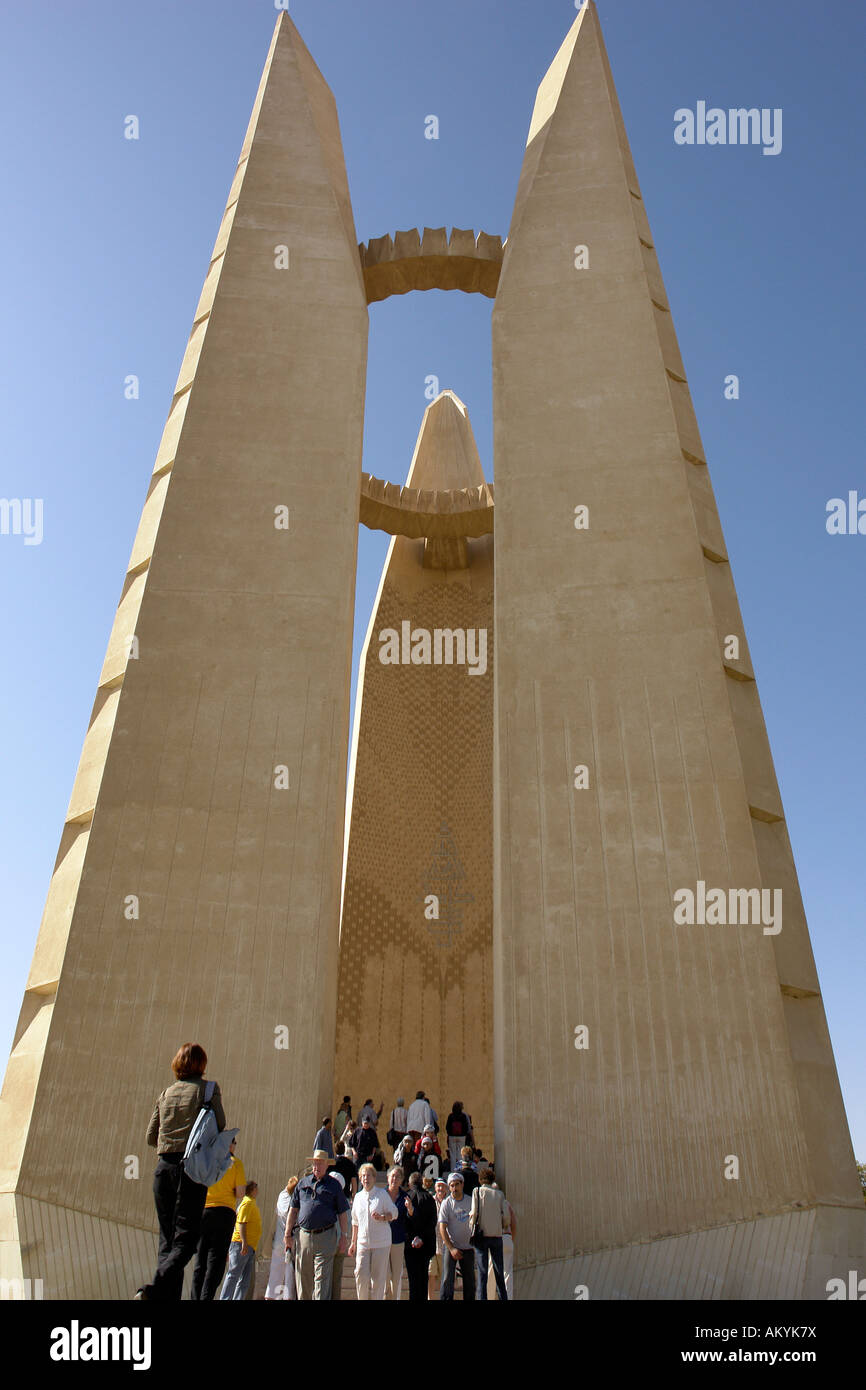 Damm, Denkmal für die ägyptisch-sowjetische Freundschaft mit dem gemeinsamen Bau der Assuan Staudamm, Assuan, Assuan, Ägypten Stockfoto