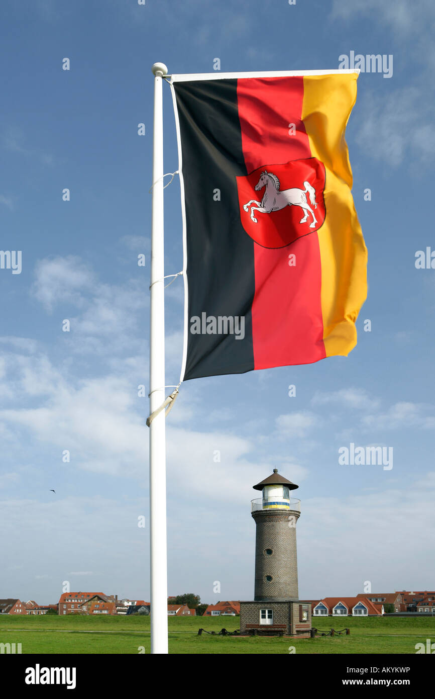 Deutsche Flagge mit Wappen von Niedersachsen, Insel Juist, Deutschland  Stockfotografie - Alamy