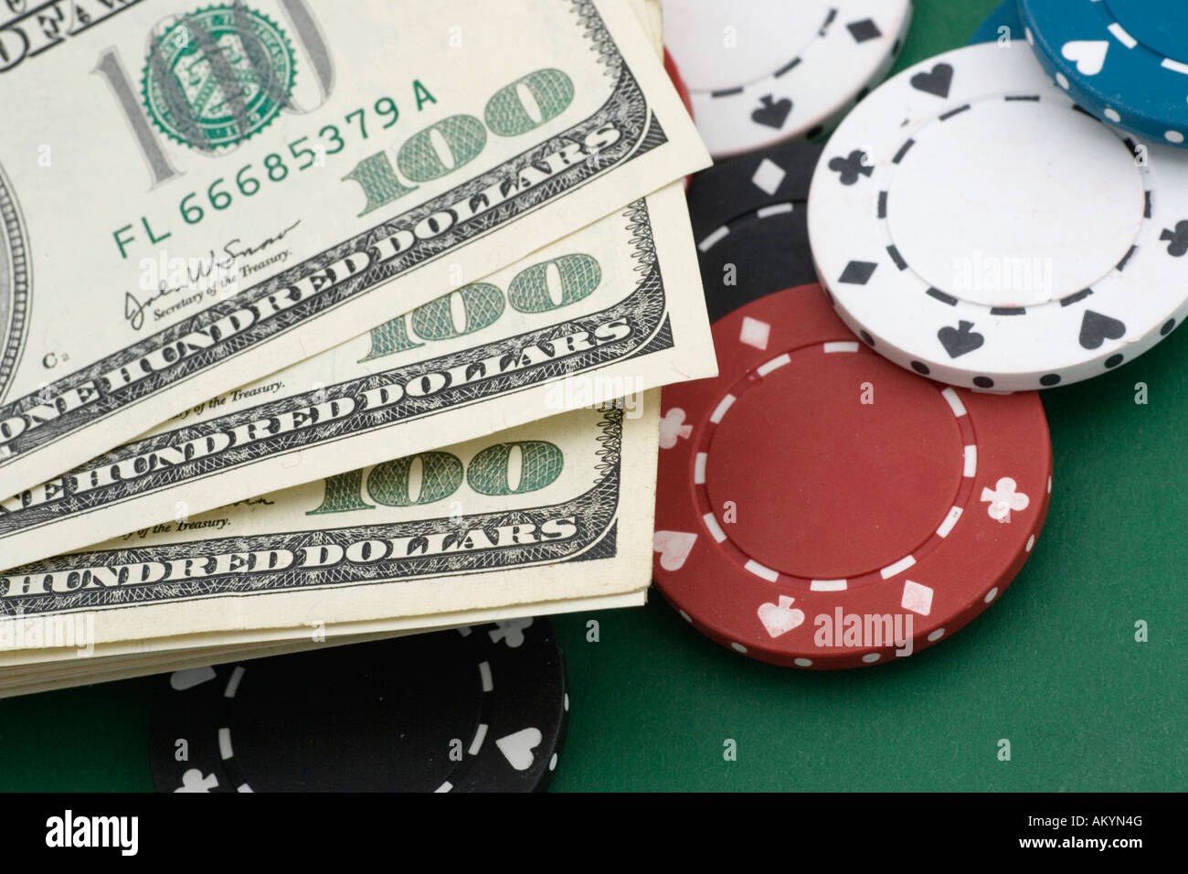 Pokerchips und US-Dollar Stockfoto