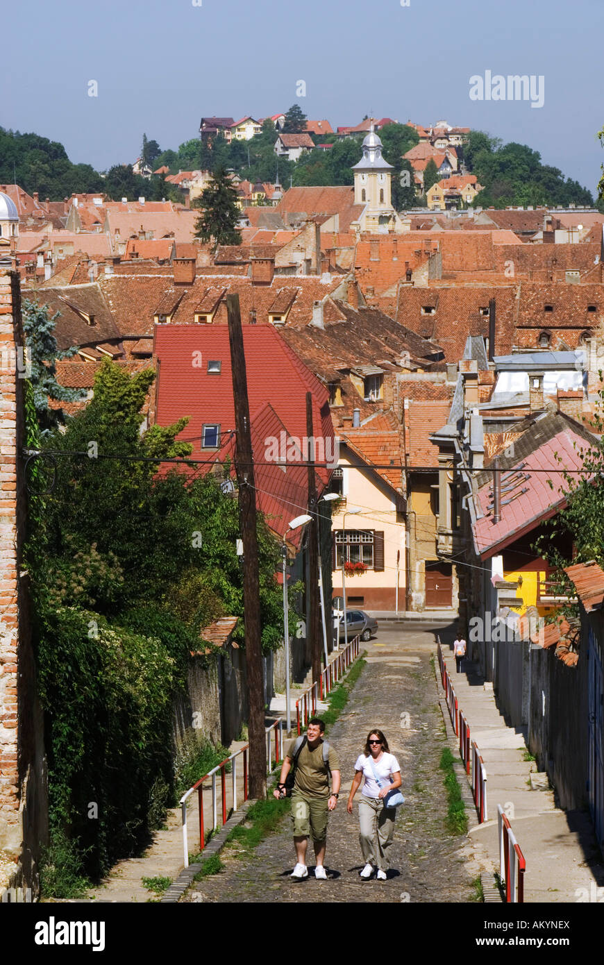 Touristen gehen Sie über die gepflasterten Straßen in Brasov, Rumänien Stockfoto