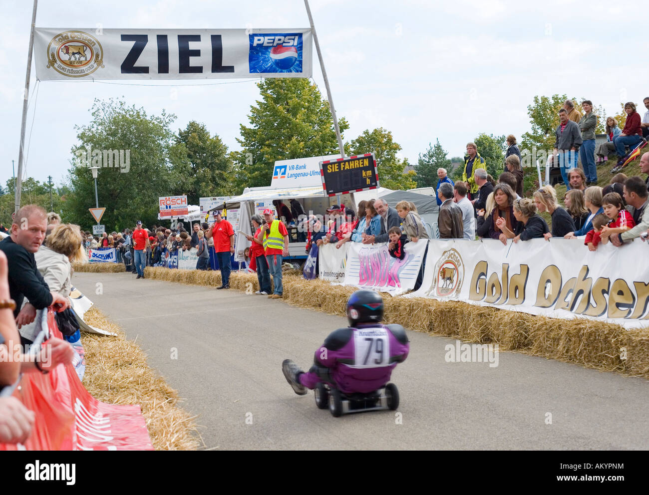 Cars Rennen Renn bobbycar -Fotos und -Bildmaterial in hoher Auflösung – Alamy