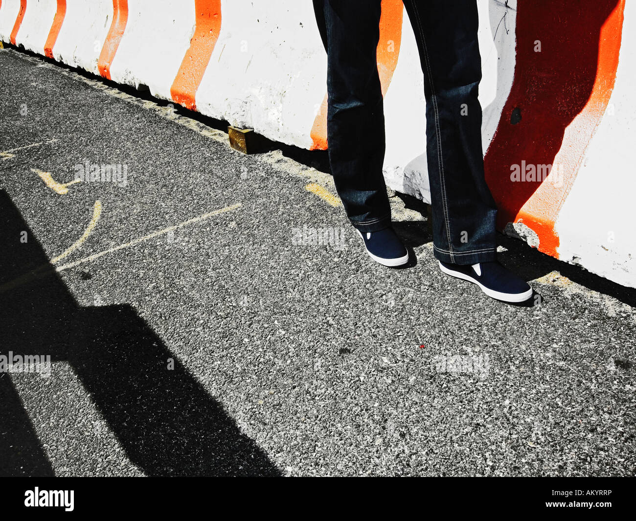 Beine der jungen Frau In Denim hinunter Bürgersteig Manhattan in New York City Stockfoto