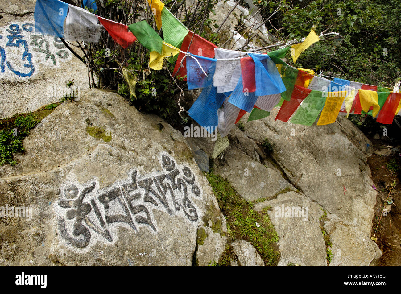 Mani-Steinen und Gebetsfahnen, Chim-Puk-Einsiedelei in der Nähe von Tsethang in der Nähe von Lhasa, Tibet, Asien Stockfoto