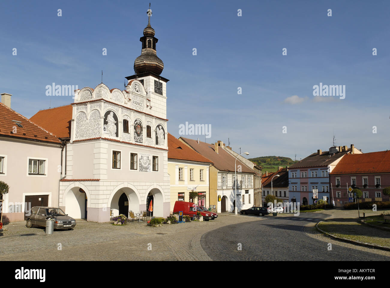 Vorderseite des Rathauses Volyne mit Sgraffitto Kunst, Süd-Böhmen, Tschechische Republik Stockfoto