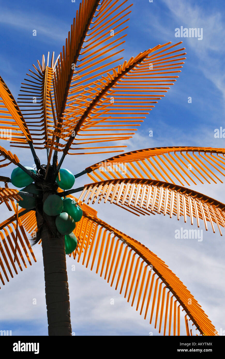 Kunststoff-Palme mit grünen Kokosnüsse, Lhasa, Tibet, Asien Stockfoto