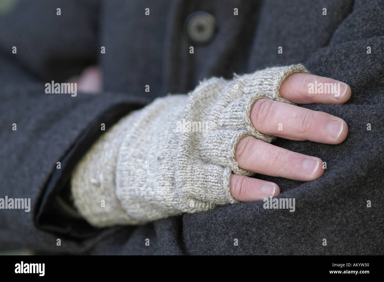 gestrickte Handschuhe fingerlose Geizhals Fäustlinge Wolle kalt Wärme  Winter Wetter Schnee Hände Frostschutz stricken Stockfotografie - Alamy