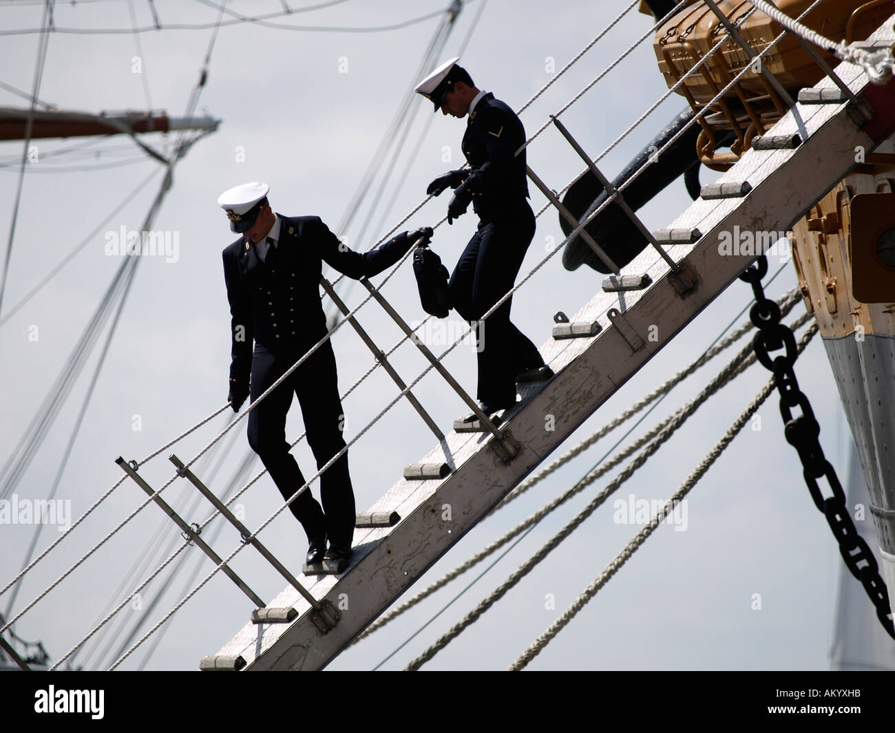 Zwei uniformierte Offiziere von der berühmten italienischen große Schiff Amerigo Vespucci aussteigen in Antwerpen Belgien Stockfoto