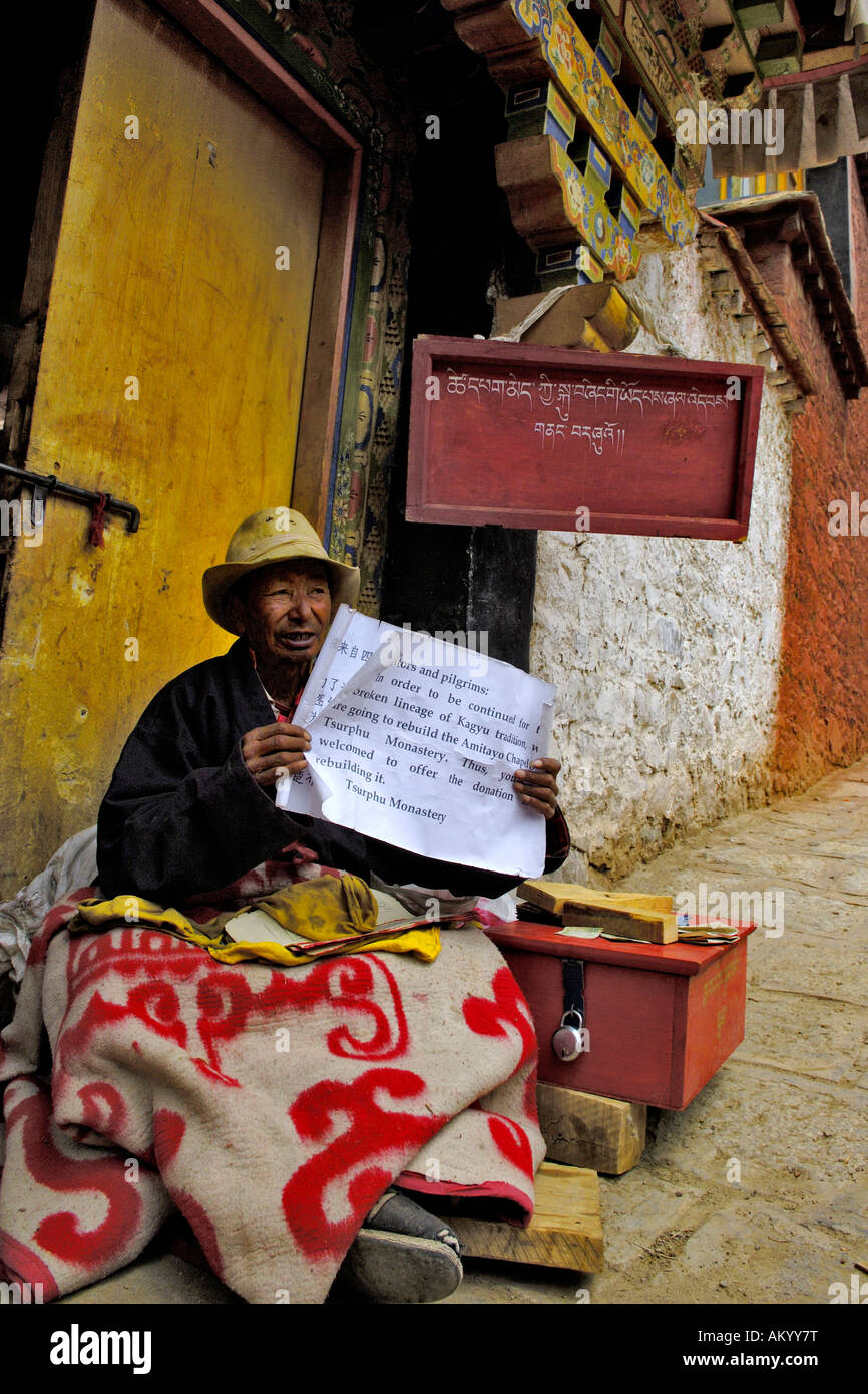 Mönch mit Anfrage, Tshurpu Kloster in der Nähe von Lhasa, Tibet Stockfoto