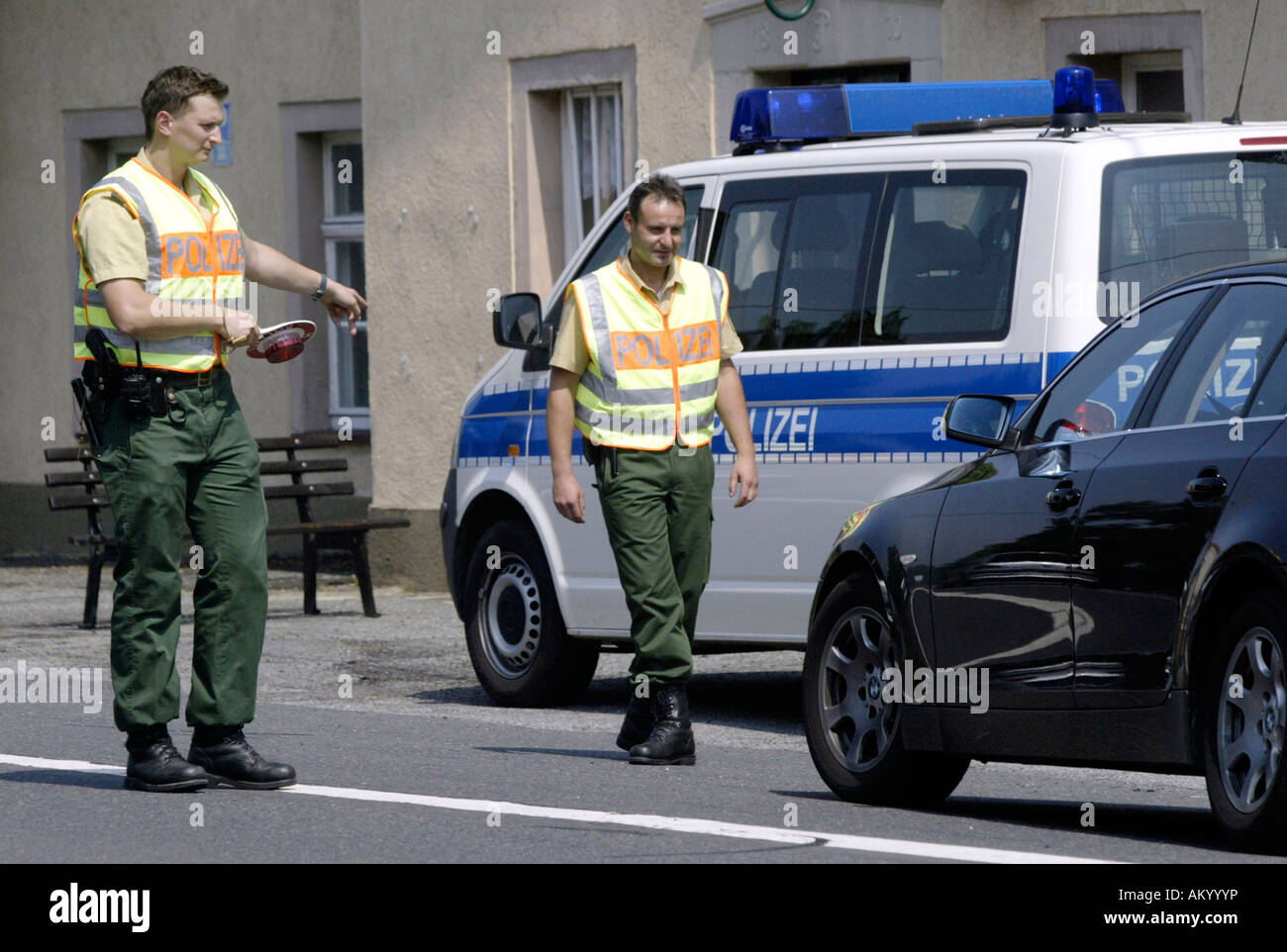 Deutsche Polizisten, die Steuerung der Autos in der Nähe von Czechian Boarder, Sachsen, Deutschland Stockfoto