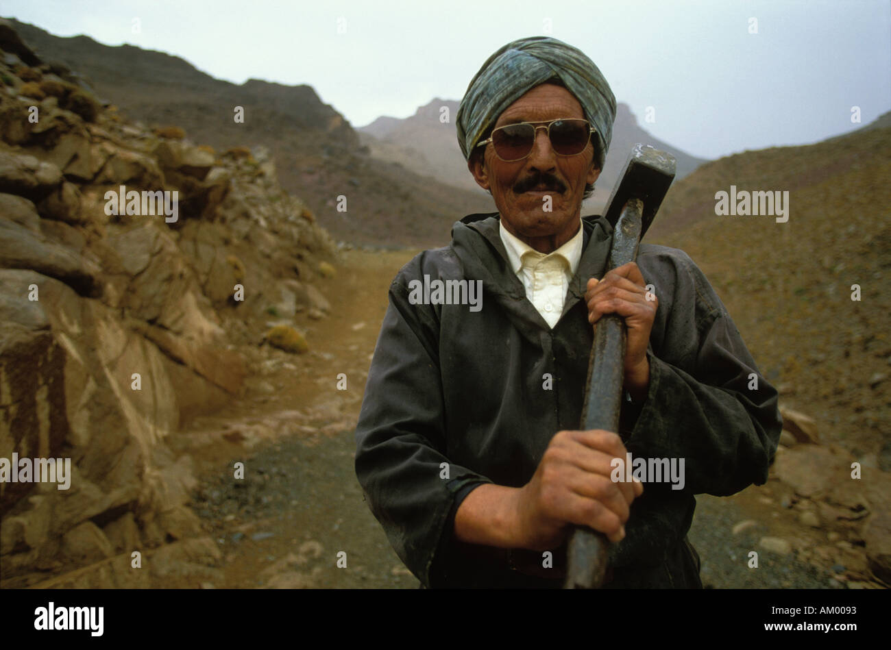 Ein Berber-Mann arbeitet an der Straße nach Imilchil aus dem Dades Tal der hohen Atlasgebirge Marokkos Stockfoto