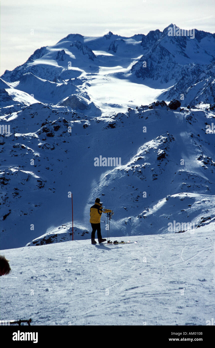 Skifahrer auf der Piste Courcheval Stockfoto