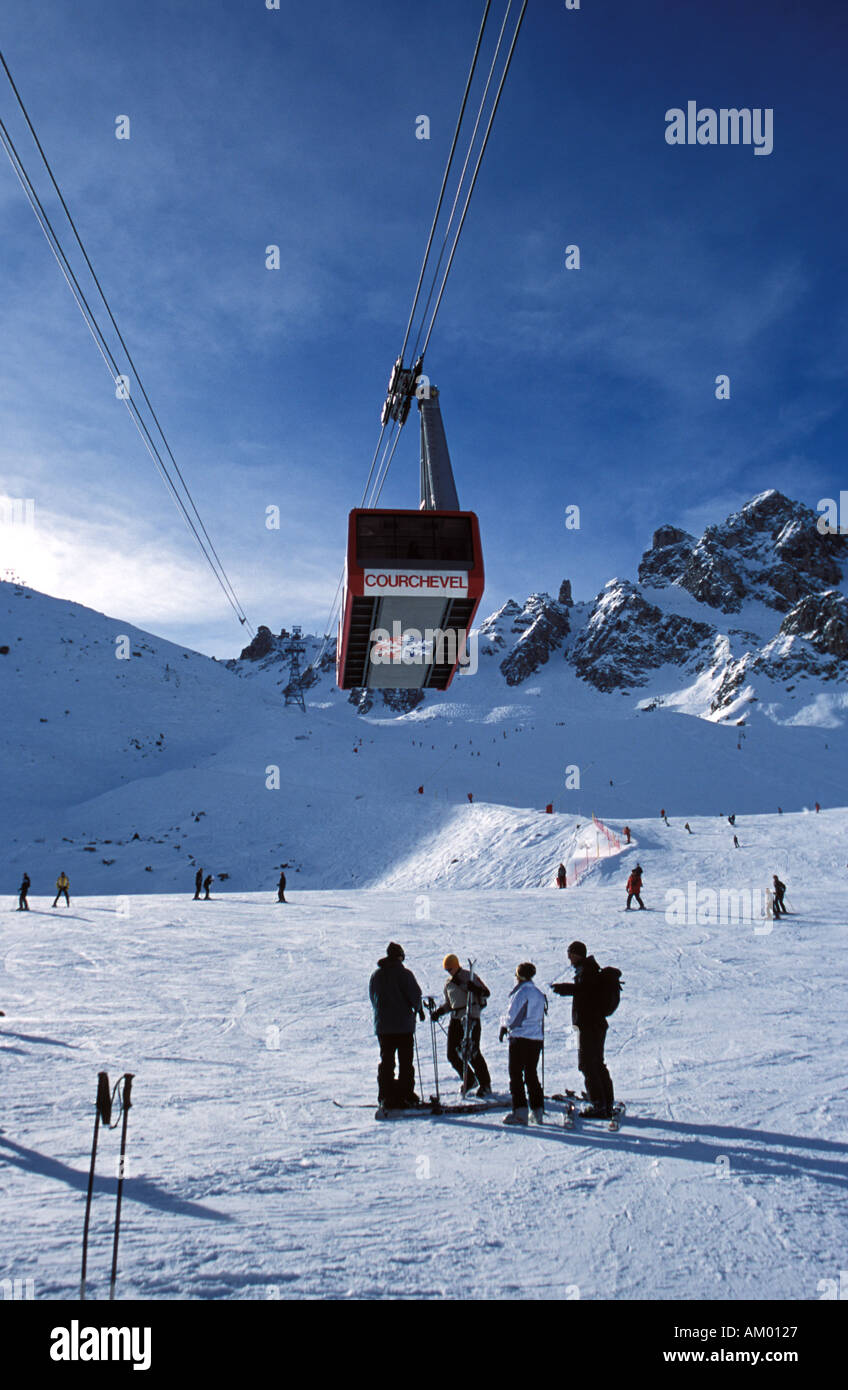 Blick vom unteren Saulire Ski-Station auf der Suche nach oben Stockfoto
