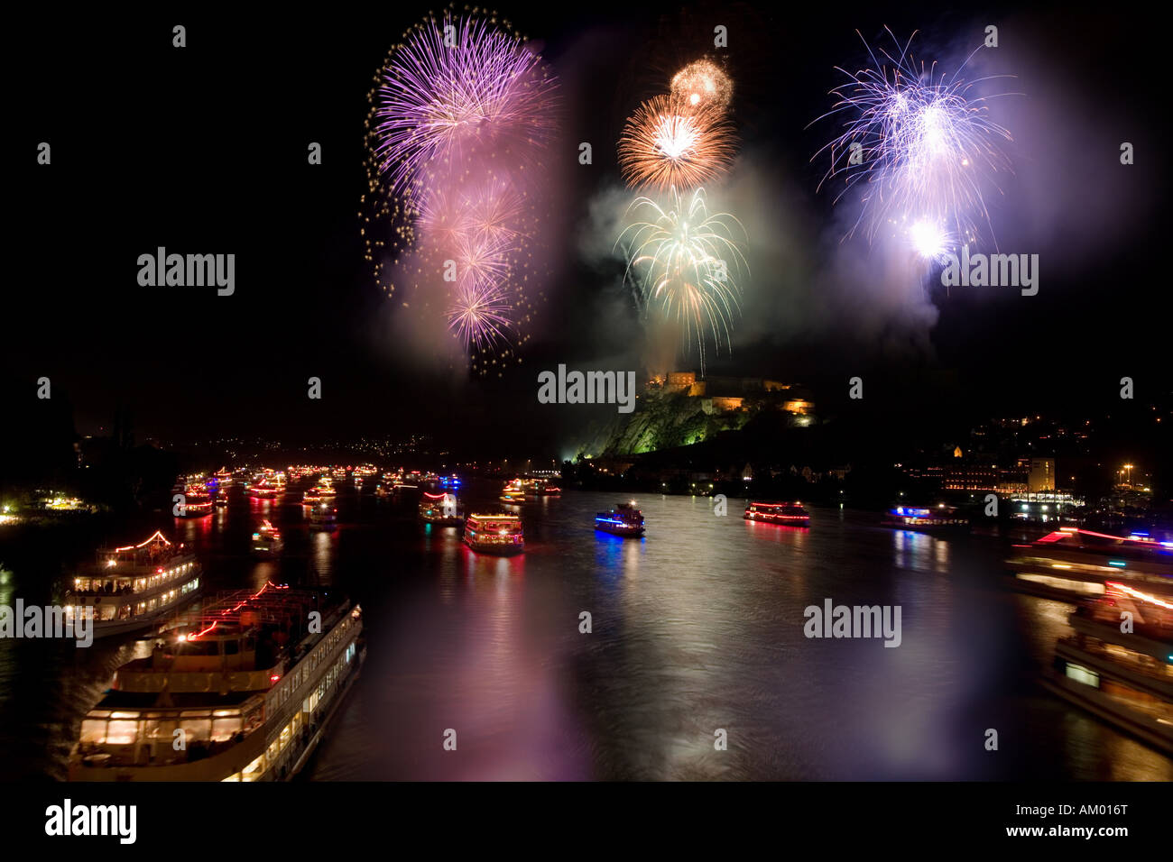 Die längste Schiff-Parade in Europa bleibt, während das Feuerwerk vor der Burg Ehrenbreitstein in Koblenz Rheinland-Palati Stockfoto