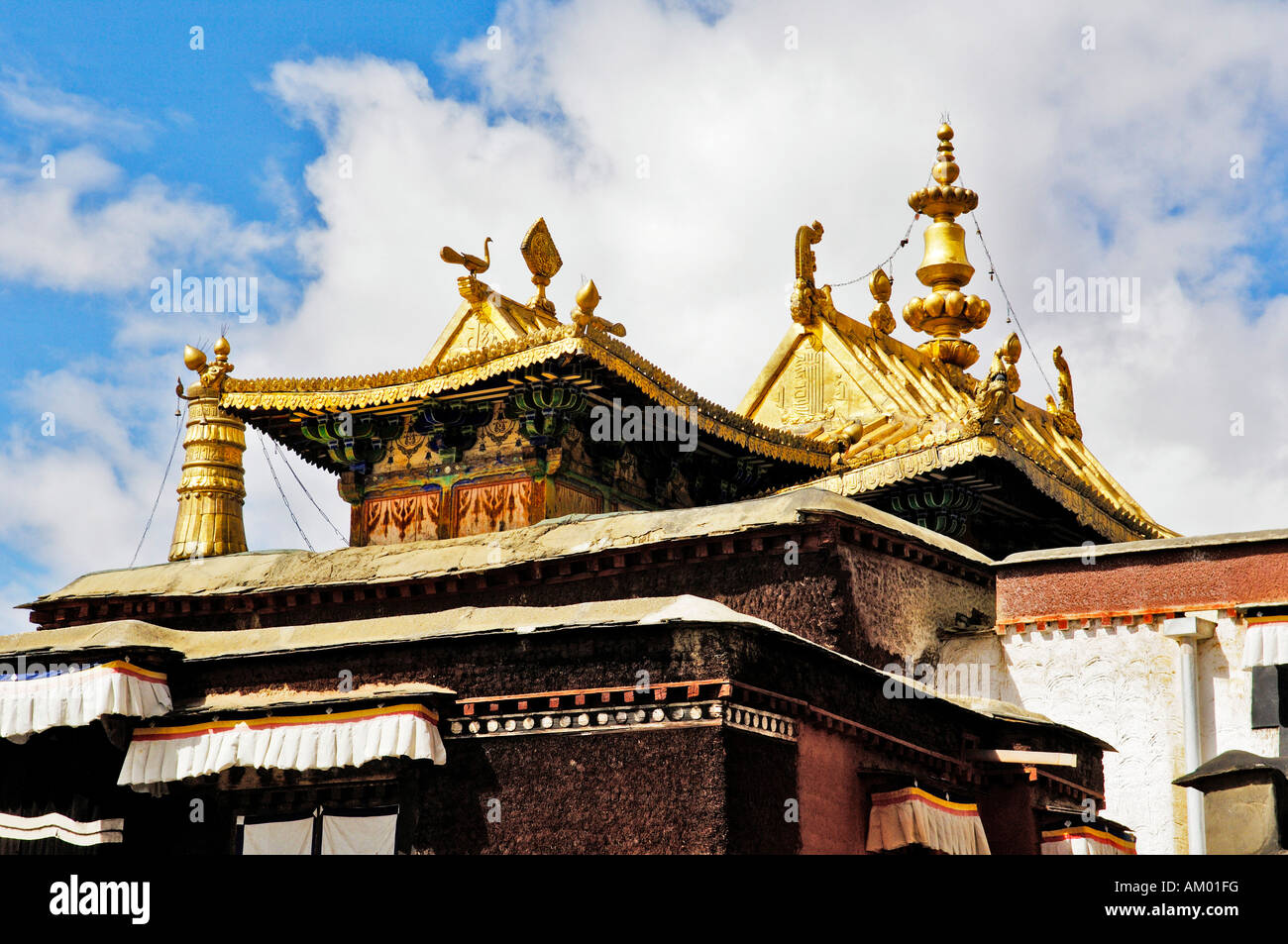 Dach mit goldenen Türmchen, Jamkhang Chenmo Kloster, Tashilhunpo, Tibet, Asien Stockfoto