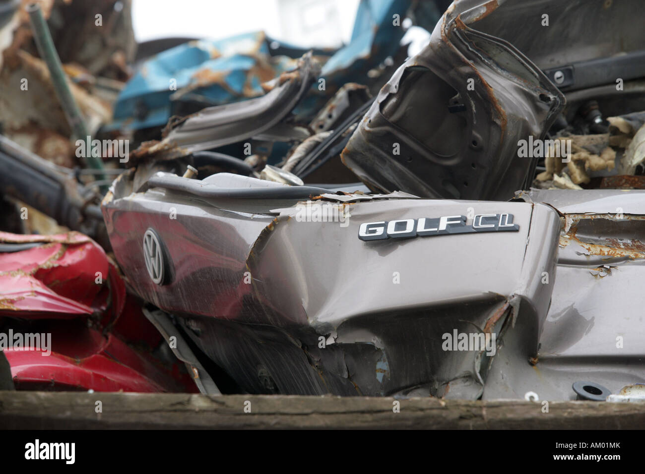 VW Golf auf einem Schrottplatz Stockfoto