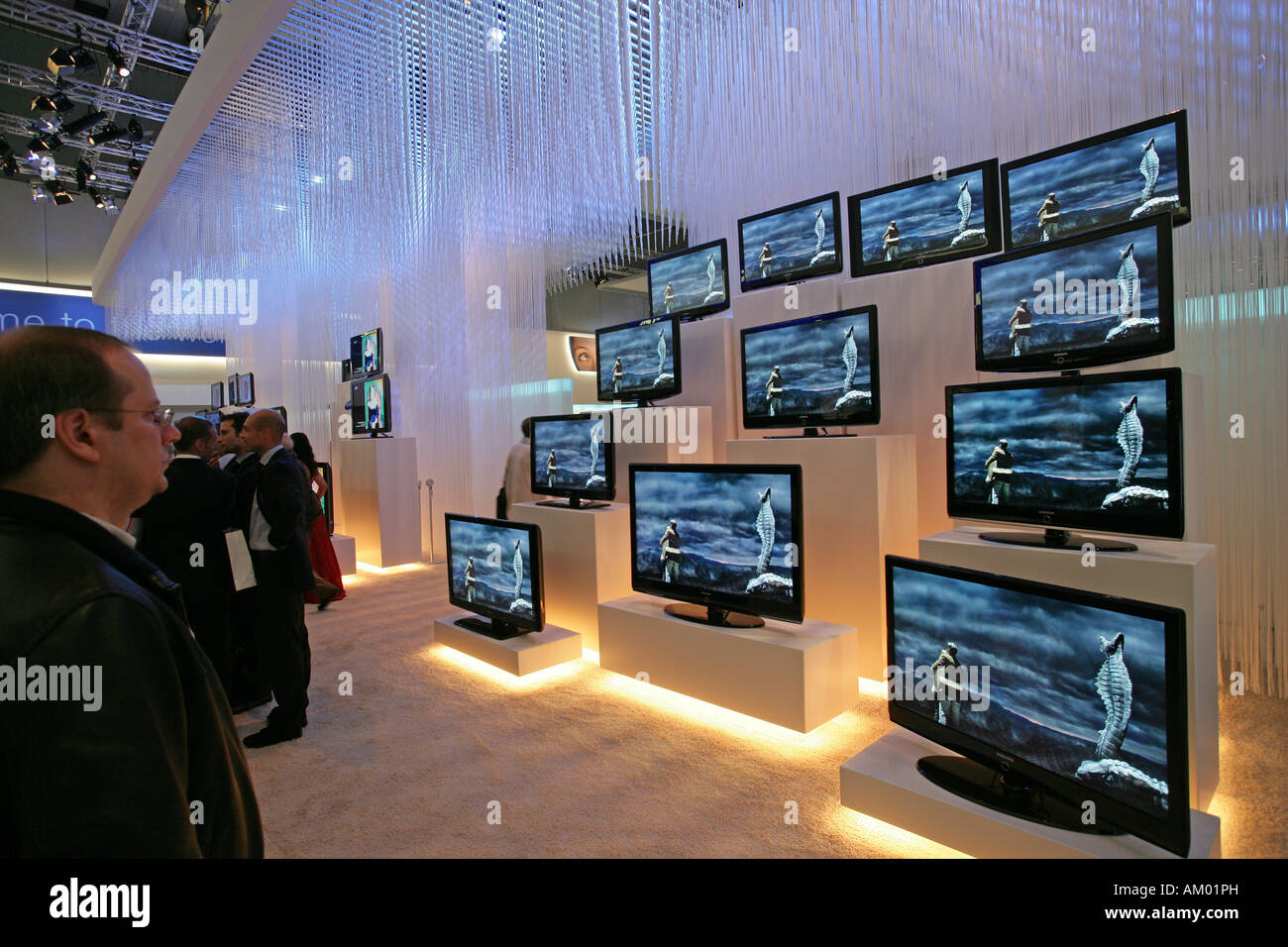 Flachbildschirme auf der IFA in Berlin, Deutschland Stockfoto