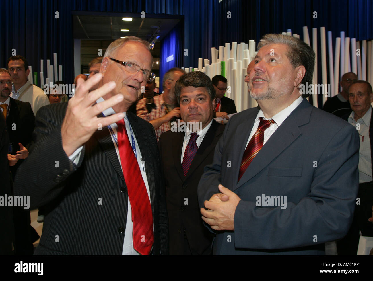 Ministerpräsident von Rheinland-Pfalz Kurt Beck bei der IFA mit dem Grundig-Vorsitzender Hans-Peter Haase in Berlin, Deutschland Stockfoto