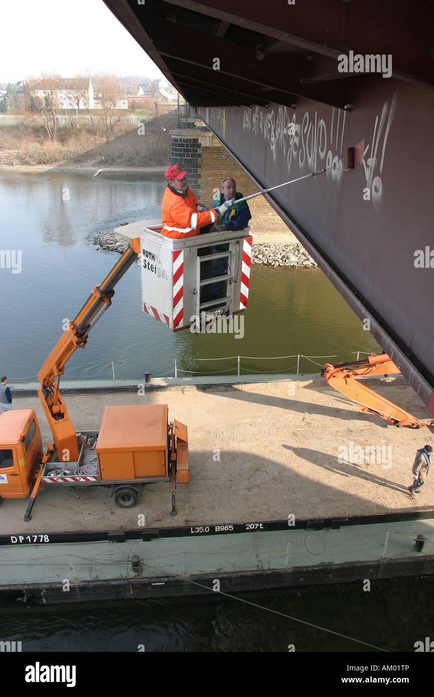 Amt für Stadtreinigung und Renovierung Graffiti von einer Brücke in Koblenz mit einem erhebend Plattformwagen, Koble reinigen Stockfoto