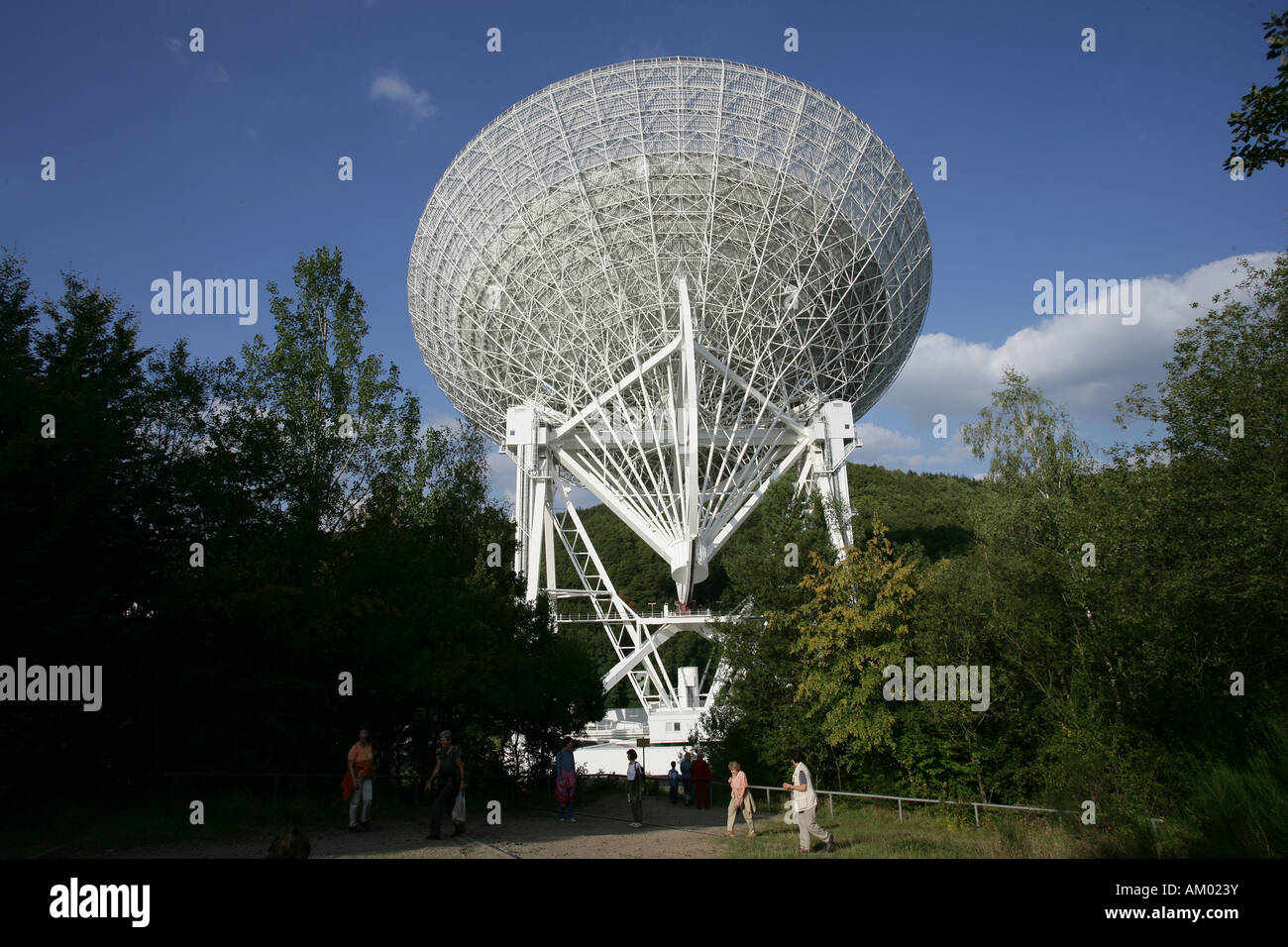 Radioteleskop von der Max-Planck-Institute für Radioastronomie in Bad Muenstereifel-Effelsberg, Rheinland-Pfalz, Deutschland Stockfoto