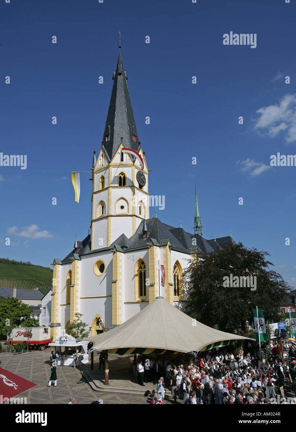 Die Laurentius-Kirche auf dem Marktplatz in Ahrweiler, Rheinland-Pfalz, Deutschland Stockfoto