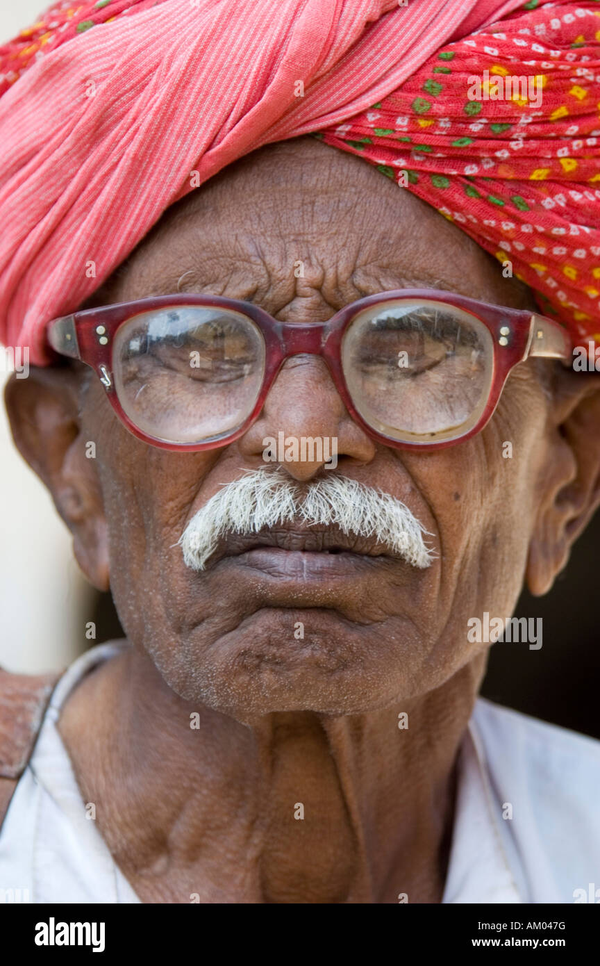 Ein Alter Rajasthani blickt durch dicke Brille in dem kleinen Dorf Nimaj, Rajasthan, Indien. Stockfoto