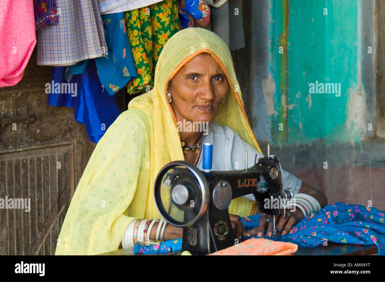 Rajasthani Schneider blickt schüchtern in die Kamera in Nimaj, Rajasthan, Indien. Stockfoto