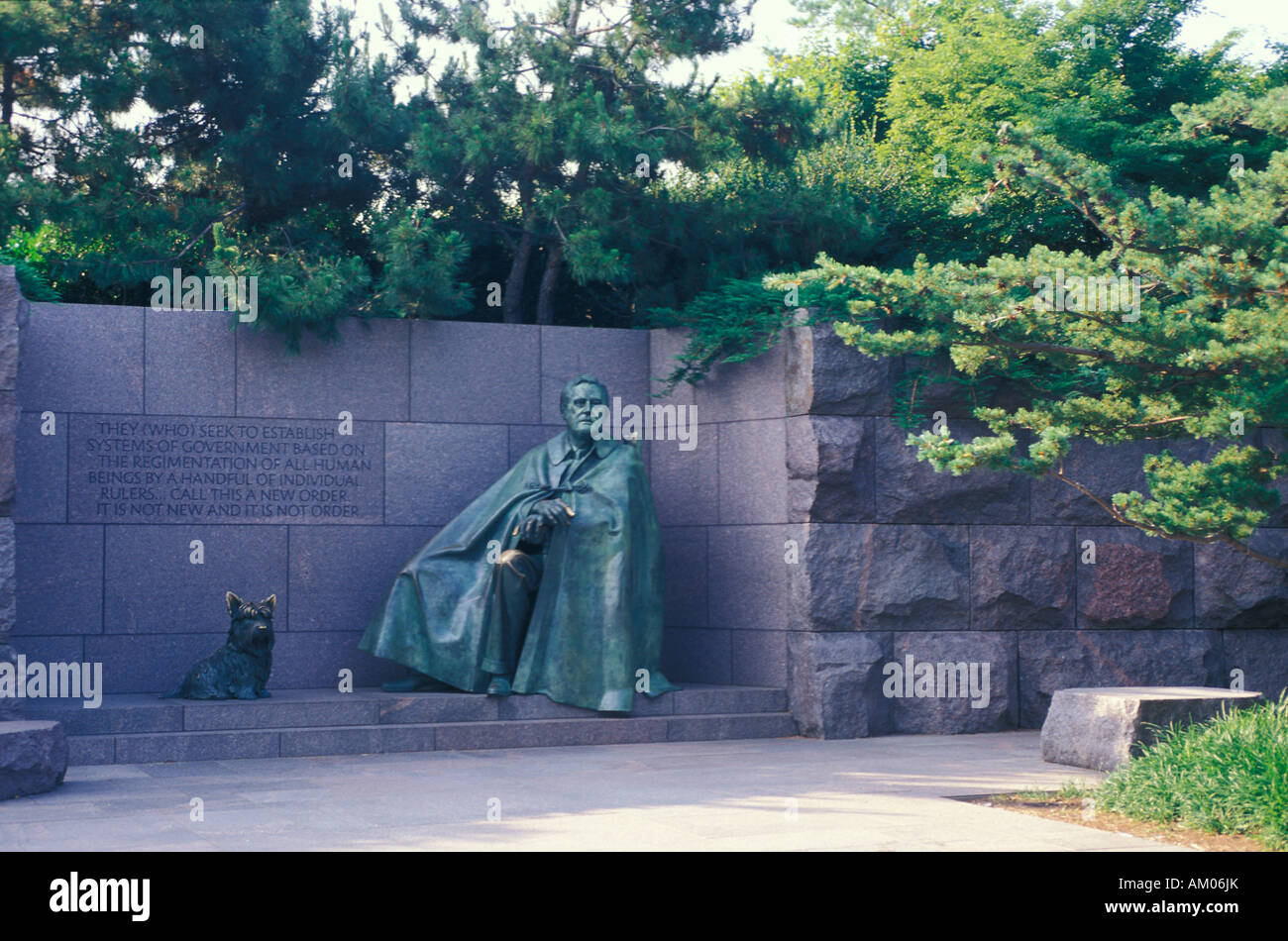 Eine Statue des FDR sitzend seinen Rollstuhl unter seinem Umhang versteckt Stockfoto