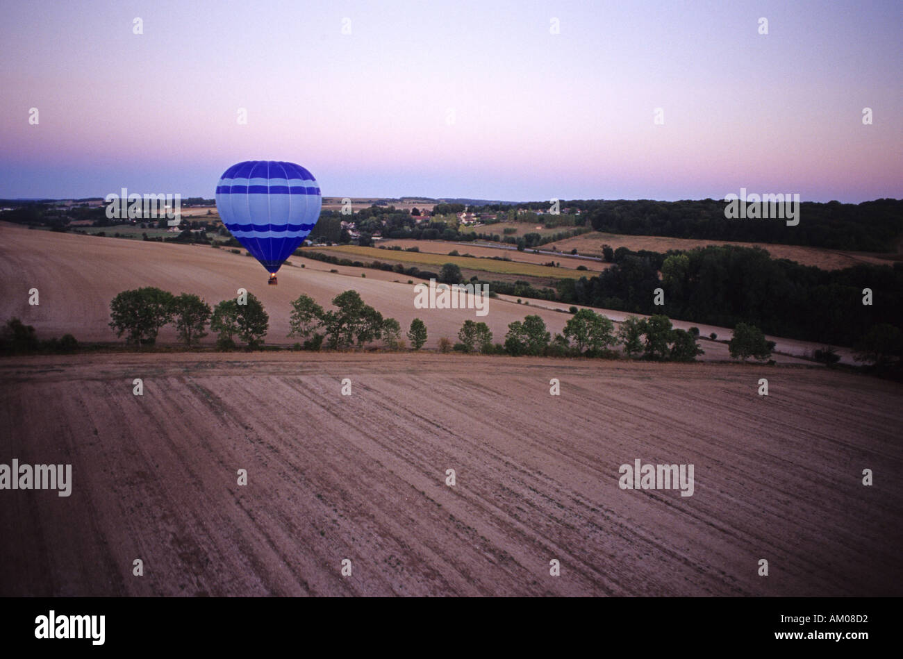 Frankreich Europa blauen Ballon mit Heizung auf über ein Feld Stockfoto