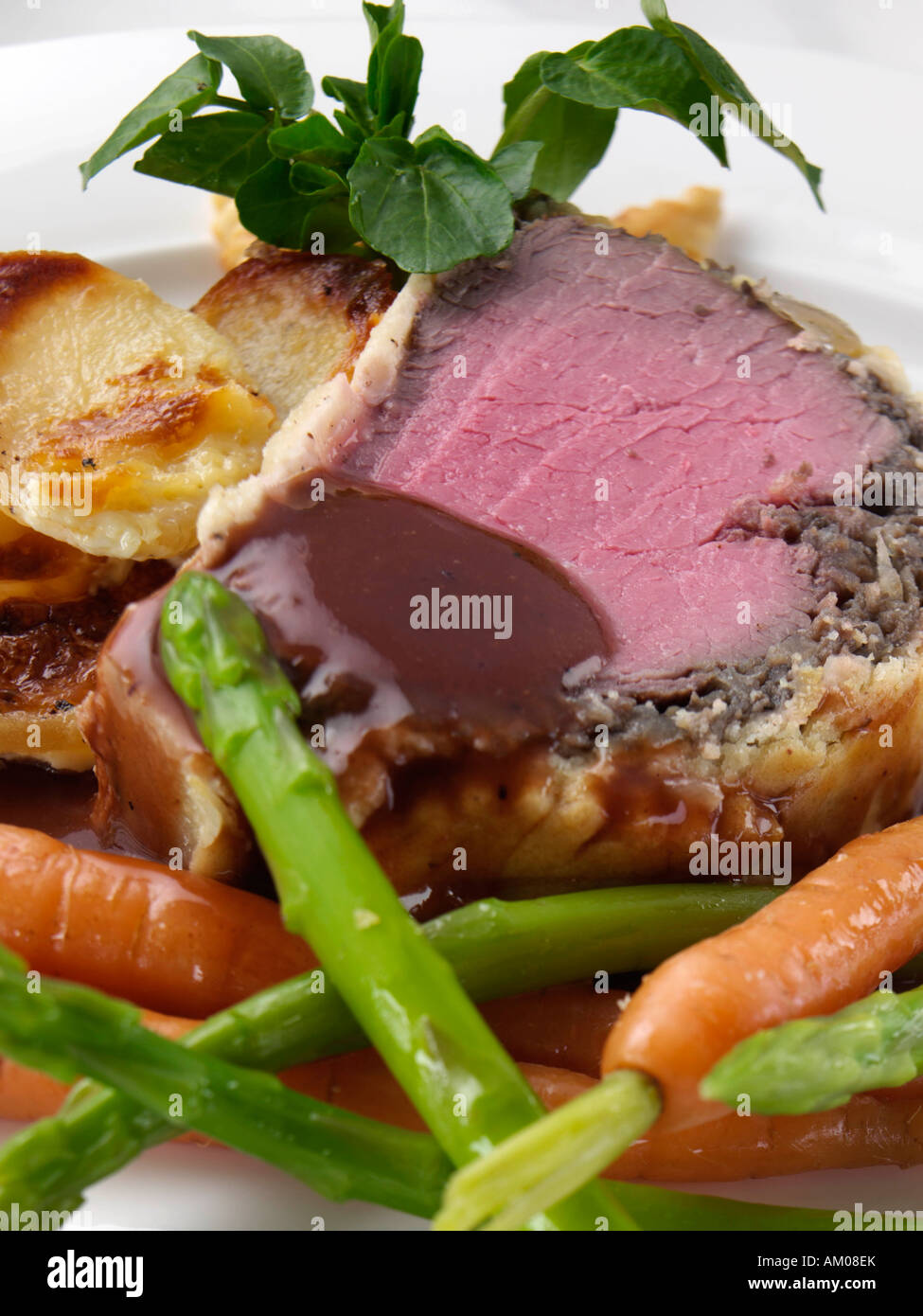 Ein Stück Rindfleisch Wellington mit Gemüse Gourmet-Redaktion Essen Stockfoto