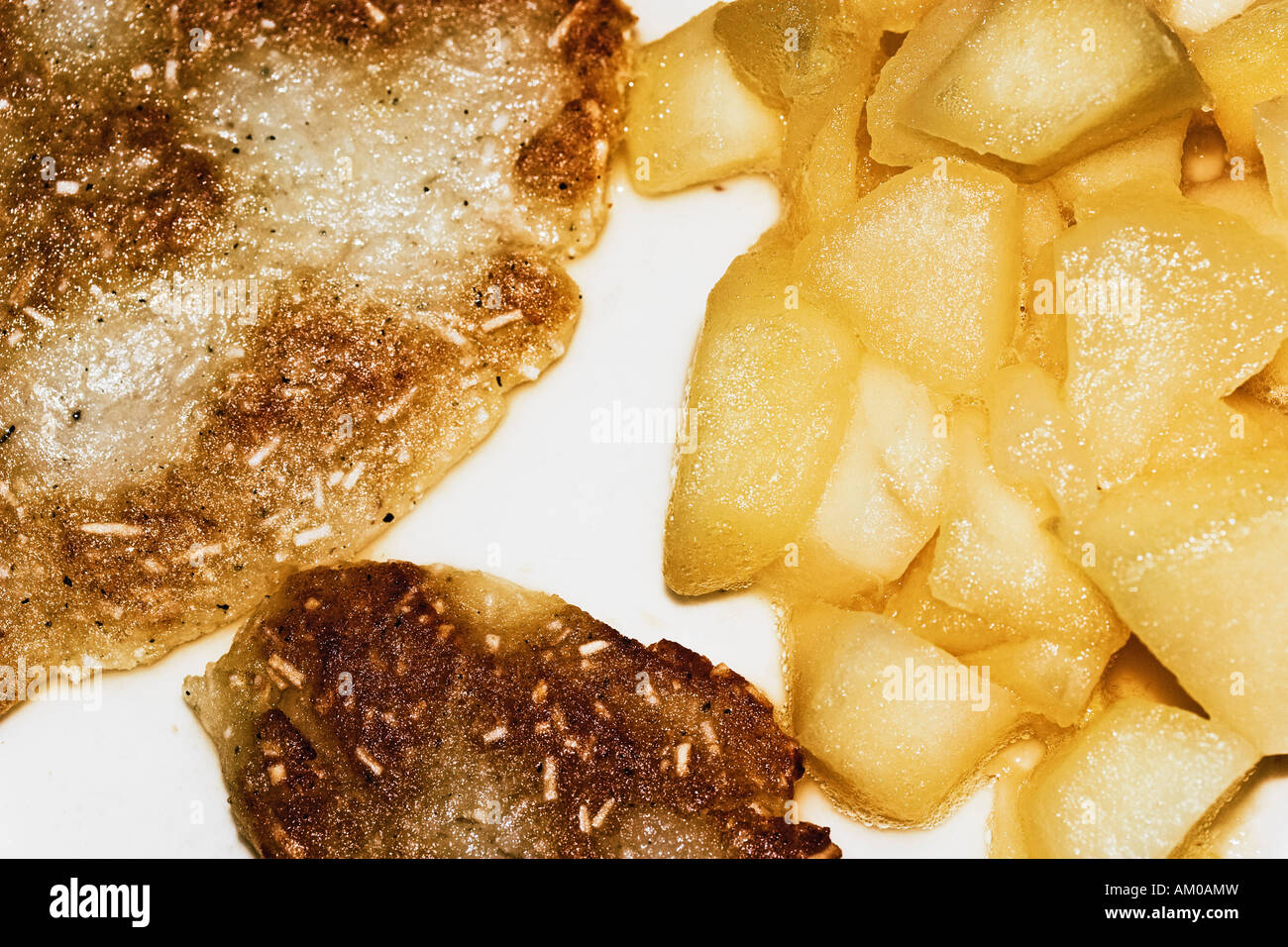 Kartoffelpuffer und Apfelmus Stockfoto