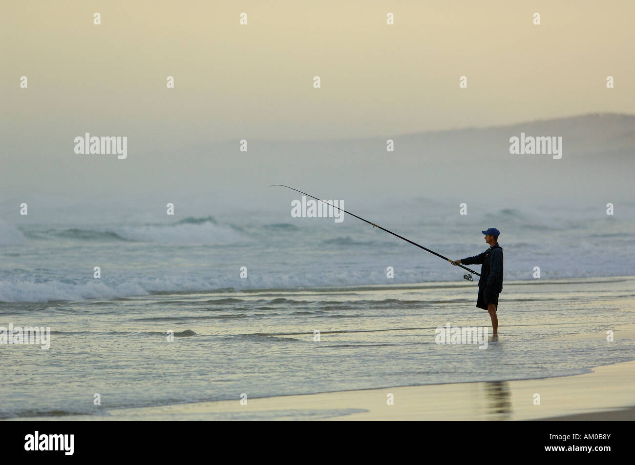 Fischer am Strand auf North Stradbroke Island vor der Küste von Queensland. Australien Stockfoto