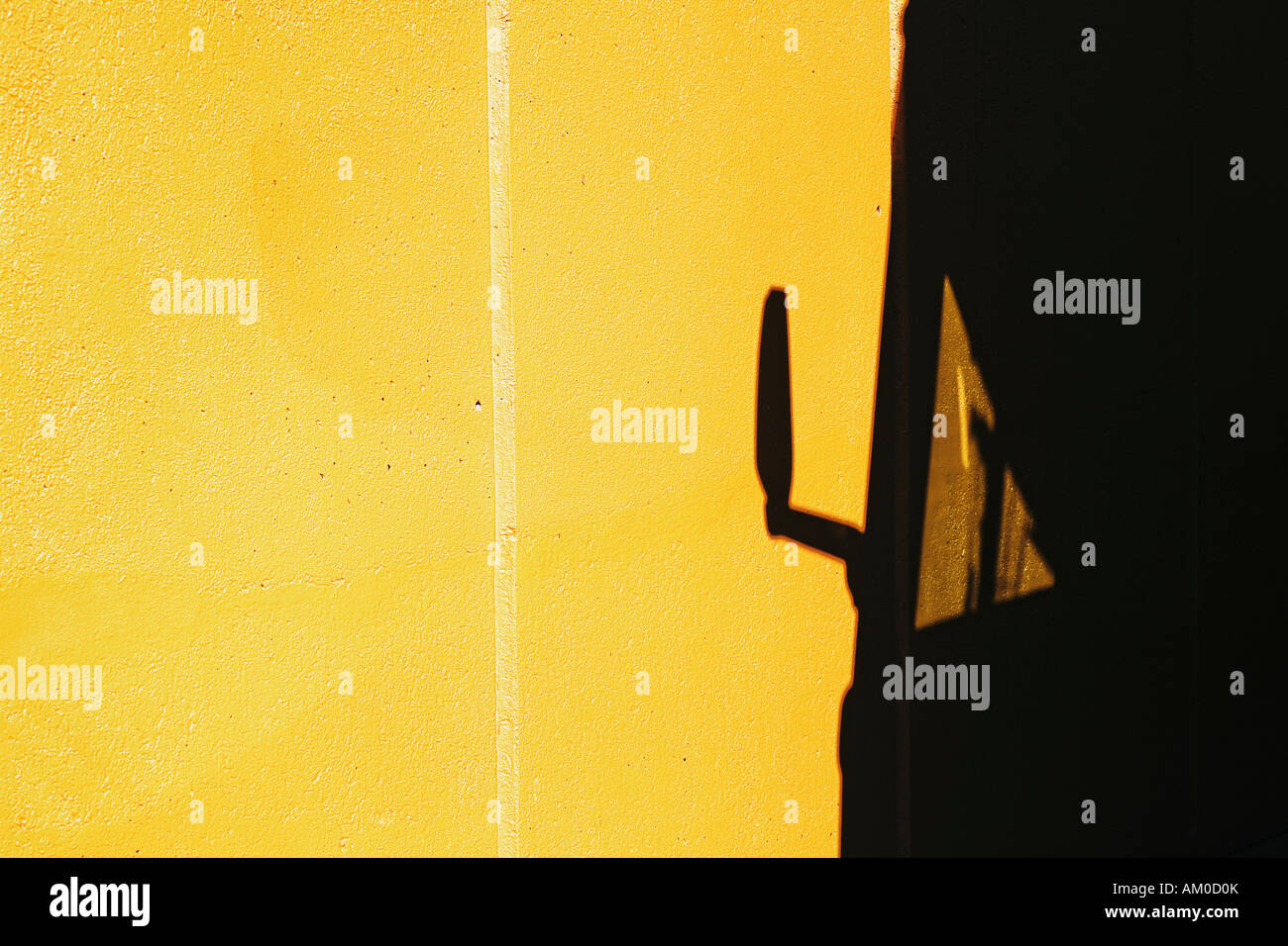 Bus-Schatten auf gelben Betonwand Manhattan in New York City Stockfoto