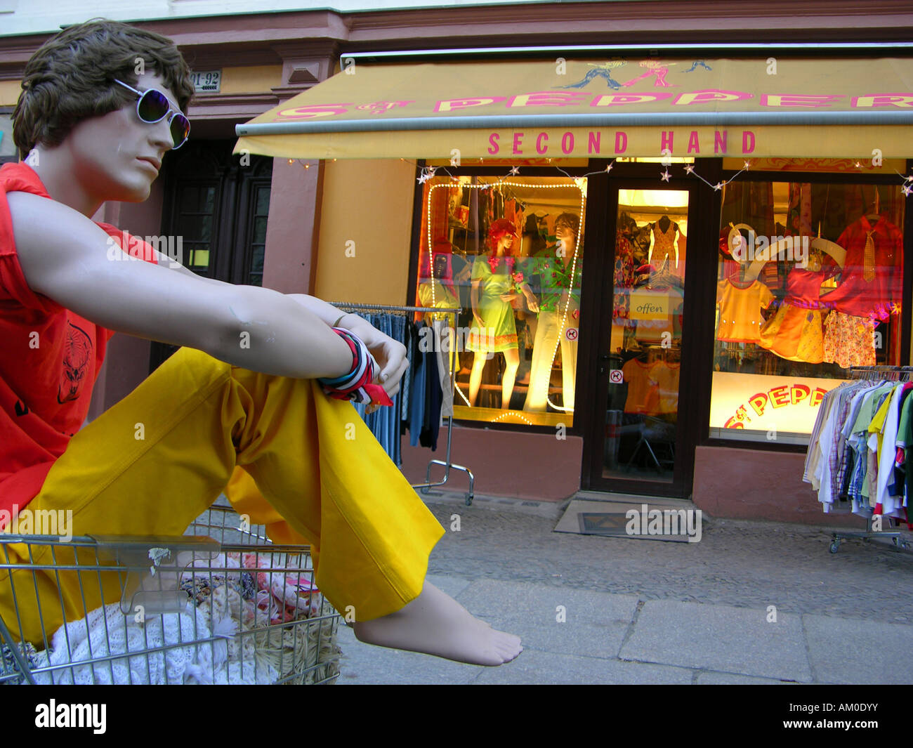 Second-Hand-Shop für Kleidung, Prenzlauer Berg, Berlin, Deutschland Stockfoto