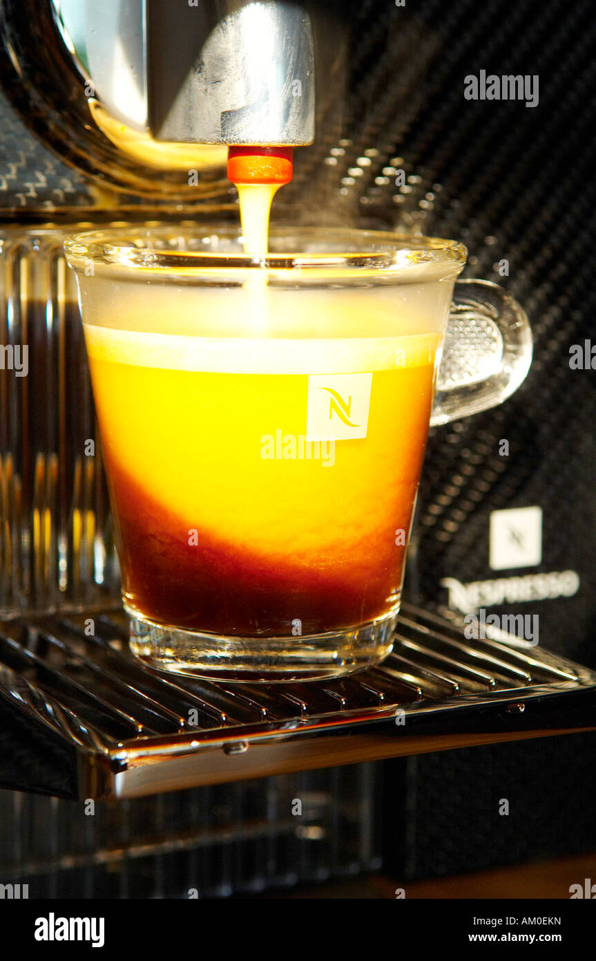 Nespresso Espresso-Maschine macht frischen Kaffee Stockfoto