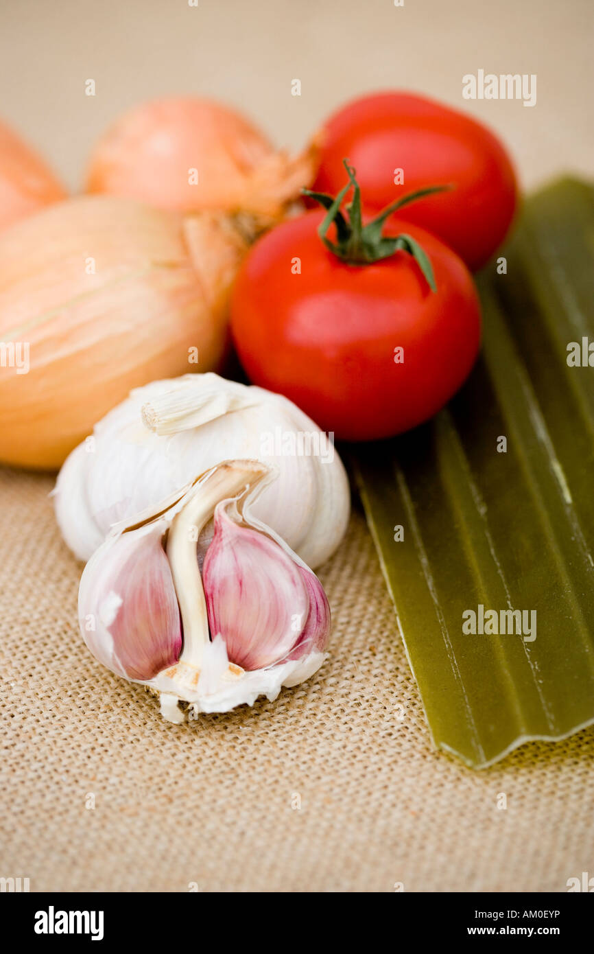 Zutaten: Tomaten, Knoblauch, Nudeln, Zwiebeln Stockfoto