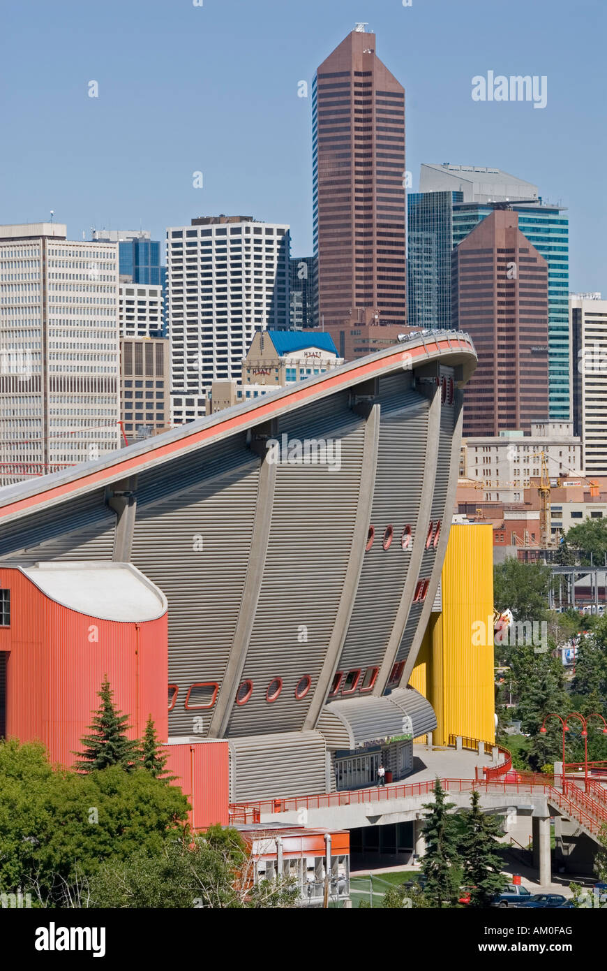 Saddledome Stadion und Downtown Calgary aus Süd-Ost, Alberta, Kanada Stockfoto