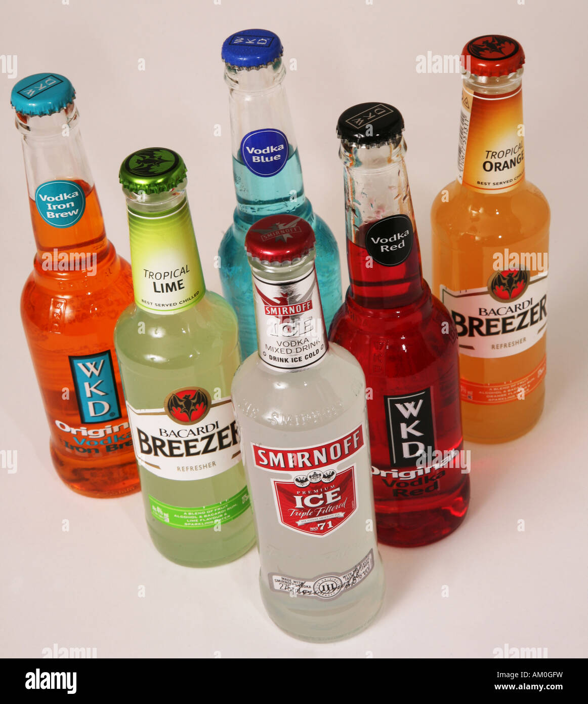 Alkopops Alcopops Smirnoff Ice Wkd Breezer Teen trinken Stockfotografie ...
