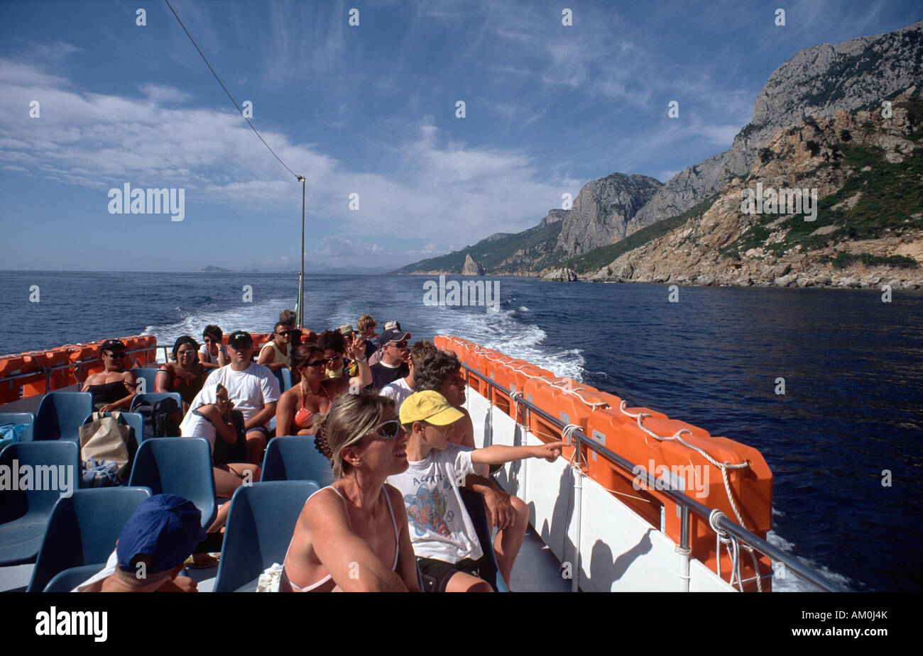 Kliffküste gesehen von einem Boot in der Nähe von Pedra Longa, Sardinien, Italien Stockfoto