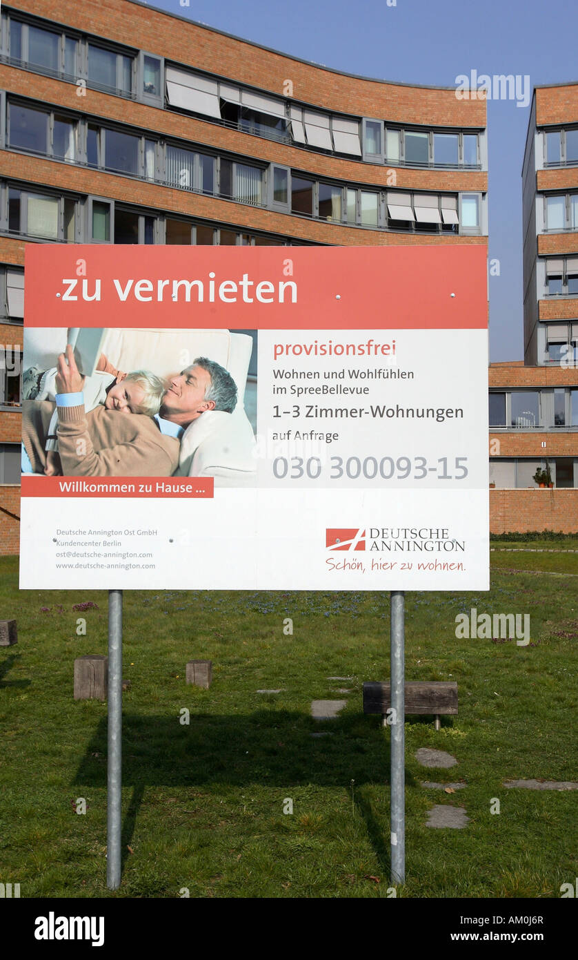 Werbung vor Wohnsiedlung SpreeBellevue neben der Spree in Berlin, Deutschland, Europa Stockfoto