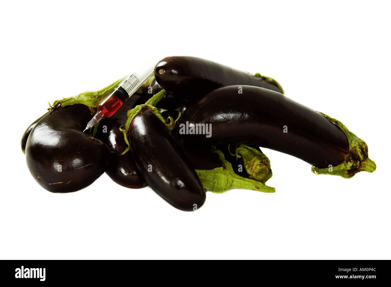 Spritze in eine Auberginen Auberginen gm Ogm Essen genetische Modificarion gentechnisch veränderte Labor Kontrollexperiment aubergine Stockfoto