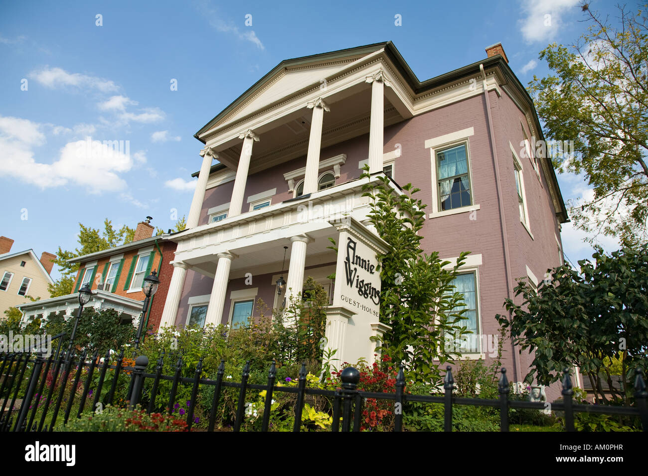 ILLINOIS Galena Exterieur von Annie Wiggins Gast Haus Bed &amp; Breakfast schmiedeeisernen Zaun und Garten Stockfoto