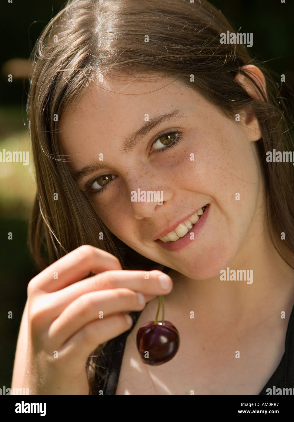 junge Teenager-Mädchen mit Kirschen Stockfoto