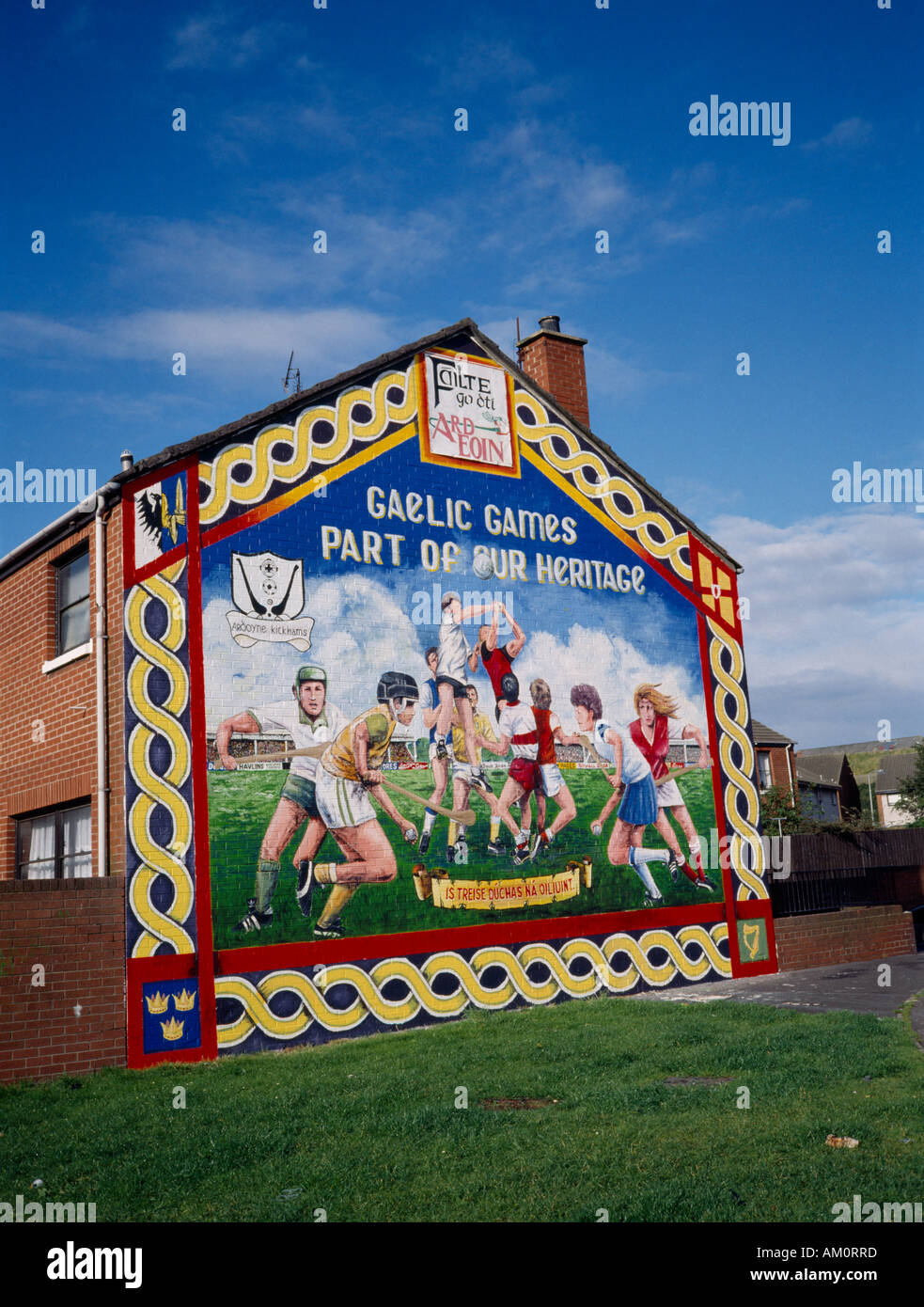 Vereinigtes Königreich Nordirland Belfast Ardoyne republikanische Wandbild Darstellung traditionelle gälische Sportarten. Stockfoto