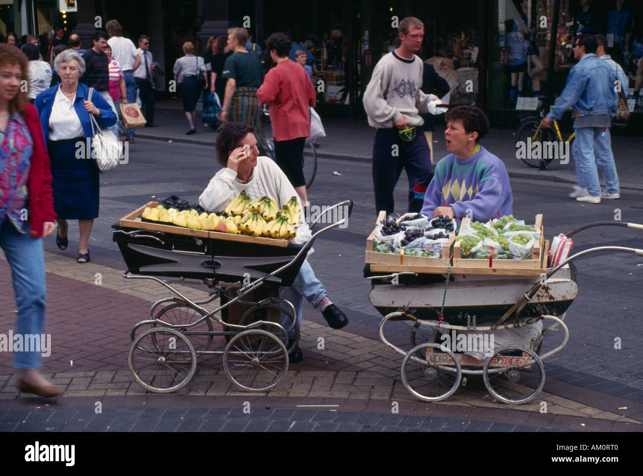 Irland County Dublin Dublin City Street-Händler verkaufen Obst aus Kinderwagen Stockfoto