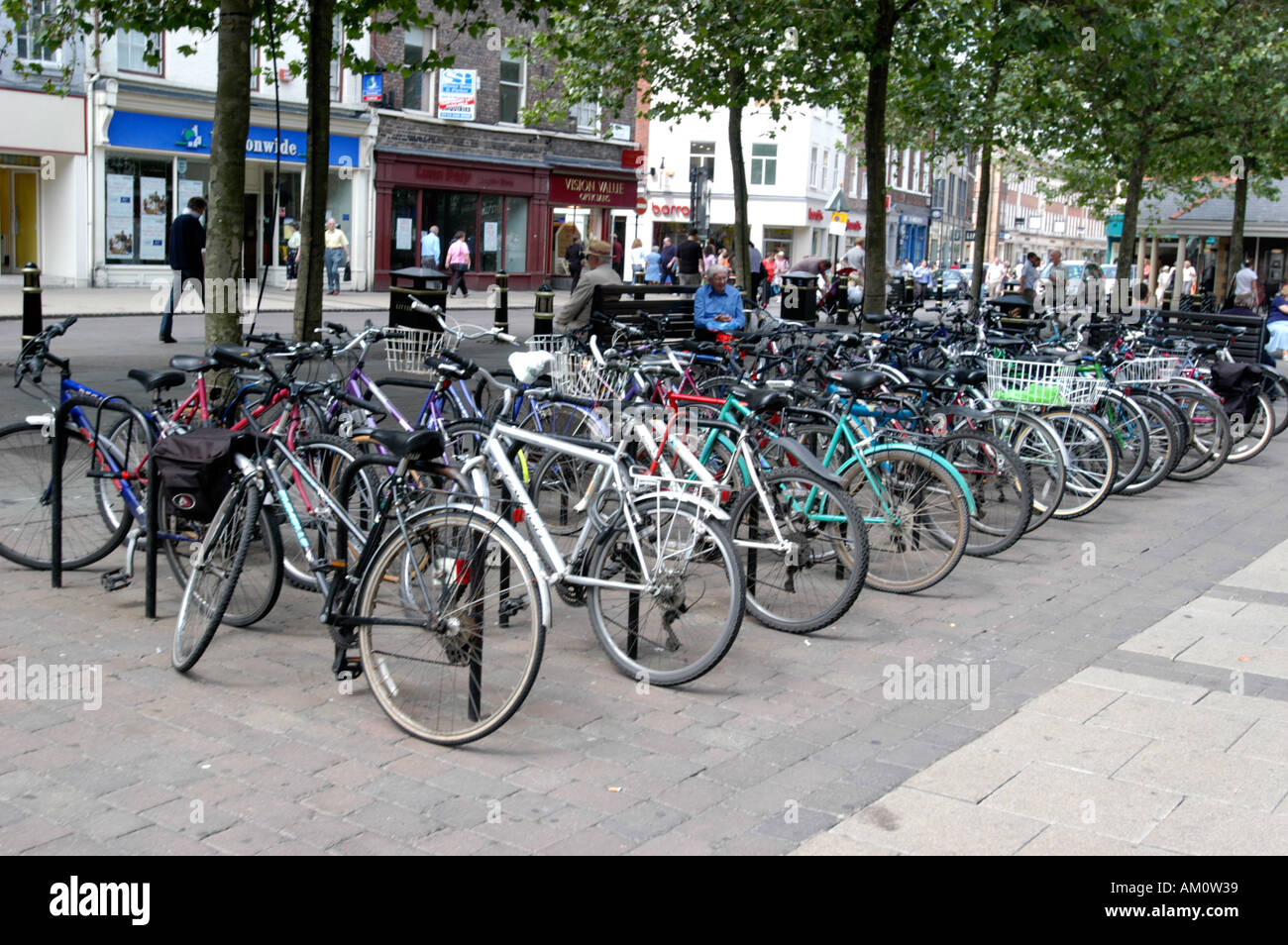 Fahrräder geparkt auf Fahrradträger City of York Yorkshire England UK Stockfoto