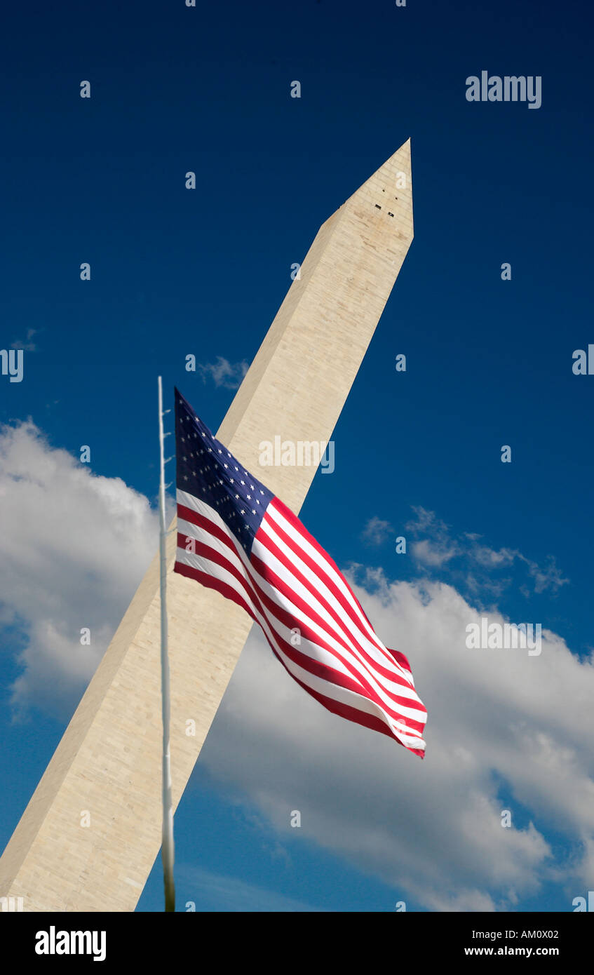 Washington Monument mit US-Flagge USA Stockfoto