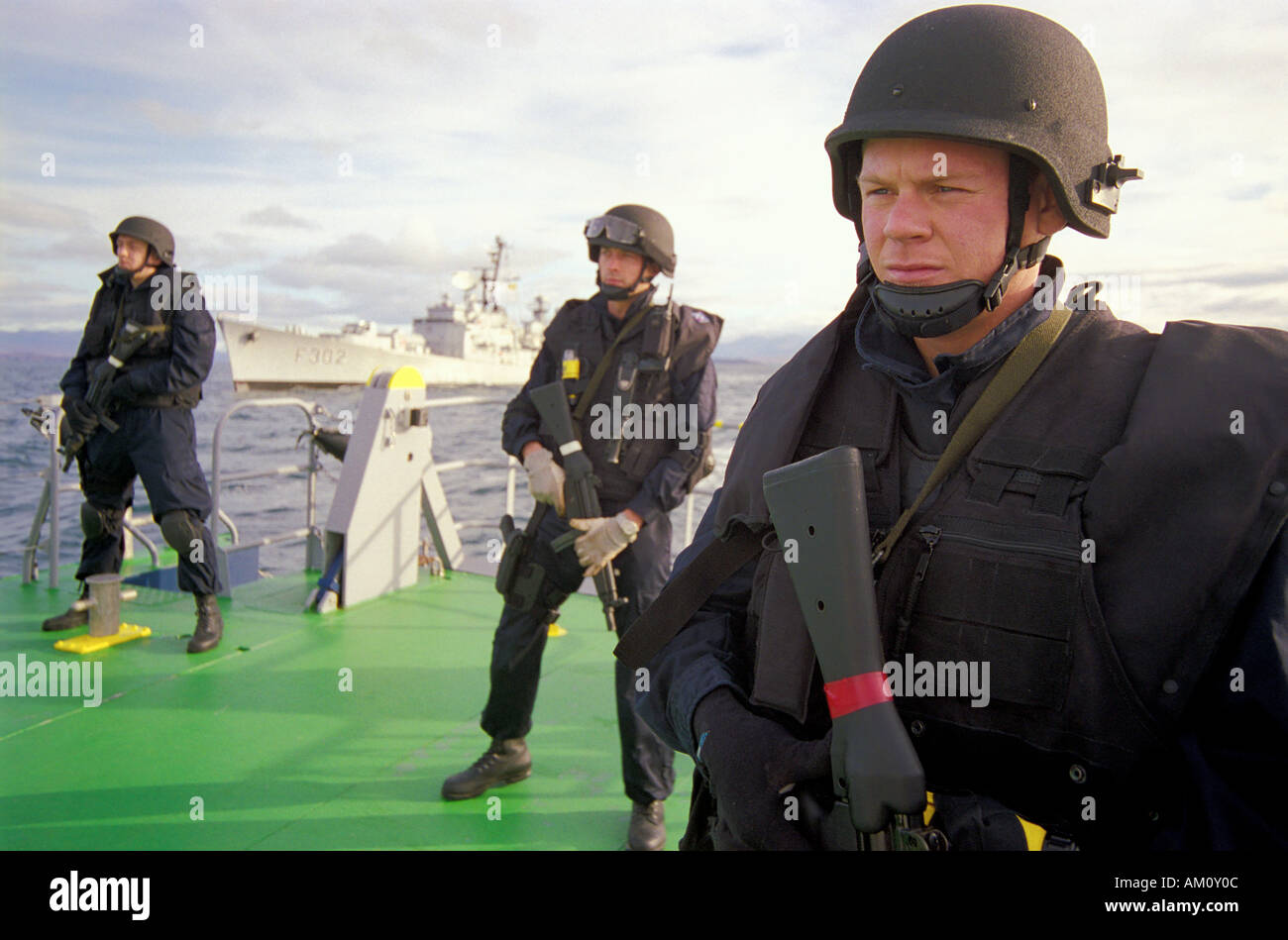 Norwegische Entermannschaft von HNoMS Trondeim während der Übungen vor der Westküste Schottlands Stockfoto