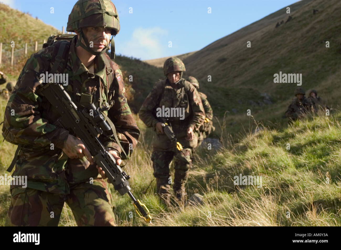Territoriale Armeesoldaten der Royal Rifle Volunteers üben auf dem Truppenübungsplatz Otterburn in den Cheviot Hills Stockfoto