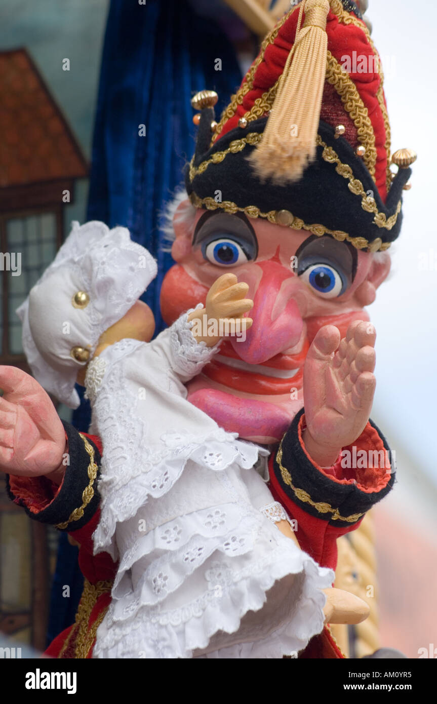Punch and Judy Puppet-Holding-baby Stockfoto